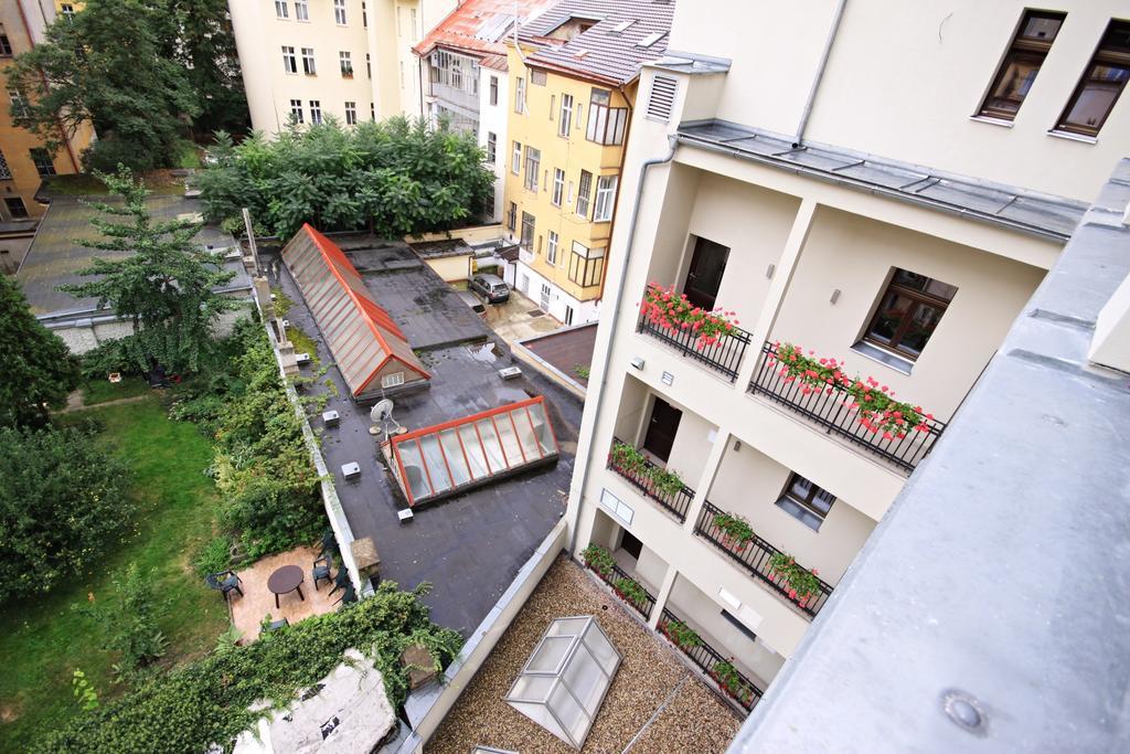 Pure White Hotel Praha Bagian luar foto